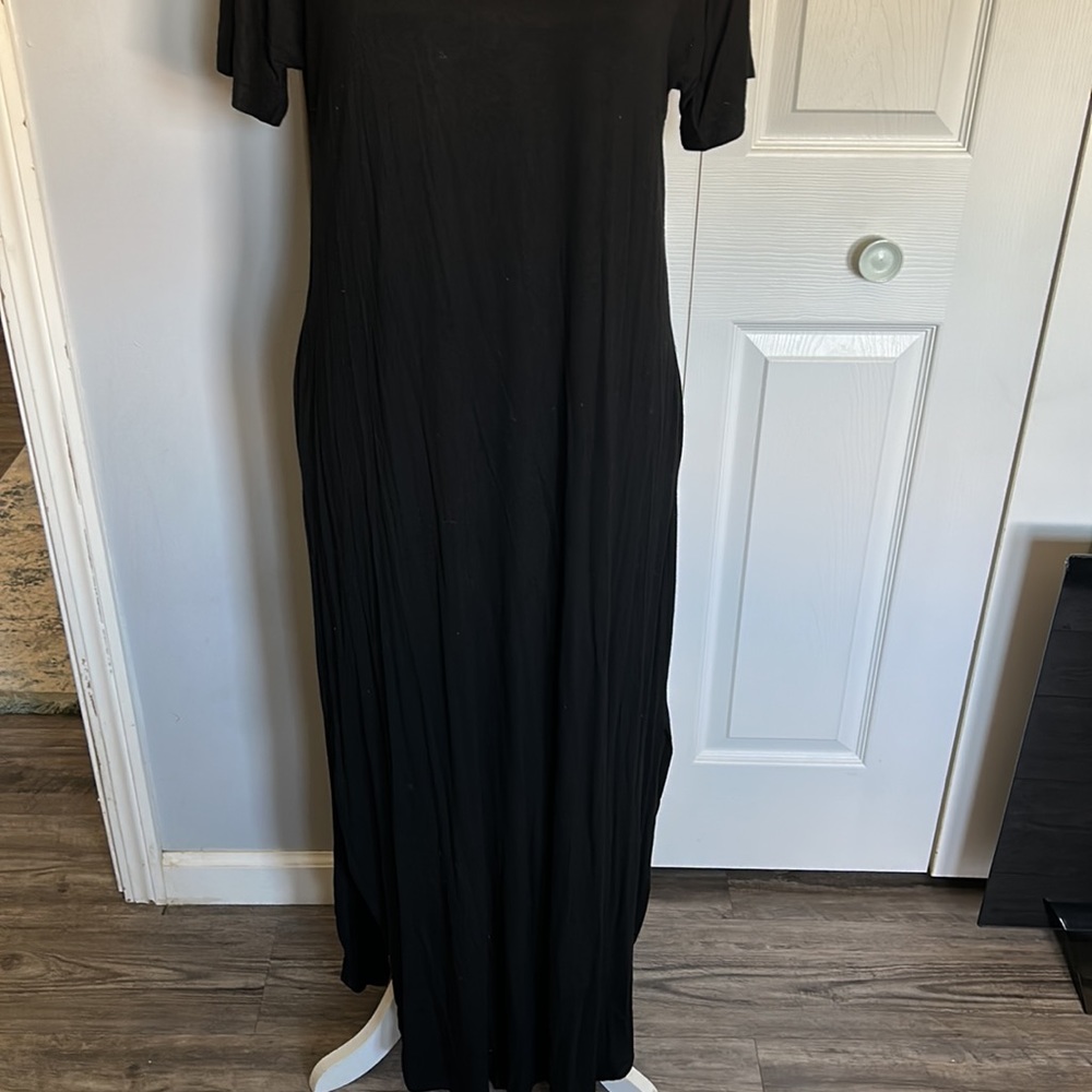 Black V-neck Maxi Dress - Picture 3 of 10